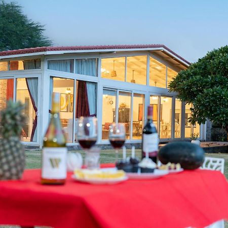 Stayvista At Idyllic Farmhouse - A Glasshouse With Outdoor Pool Γκουργκάον Εξωτερικό φωτογραφία