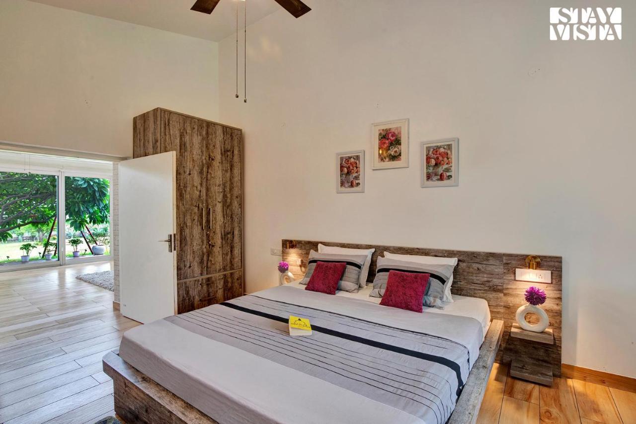 Stayvista At Idyllic Farmhouse - A Glasshouse With Outdoor Pool Γκουργκάον Εξωτερικό φωτογραφία