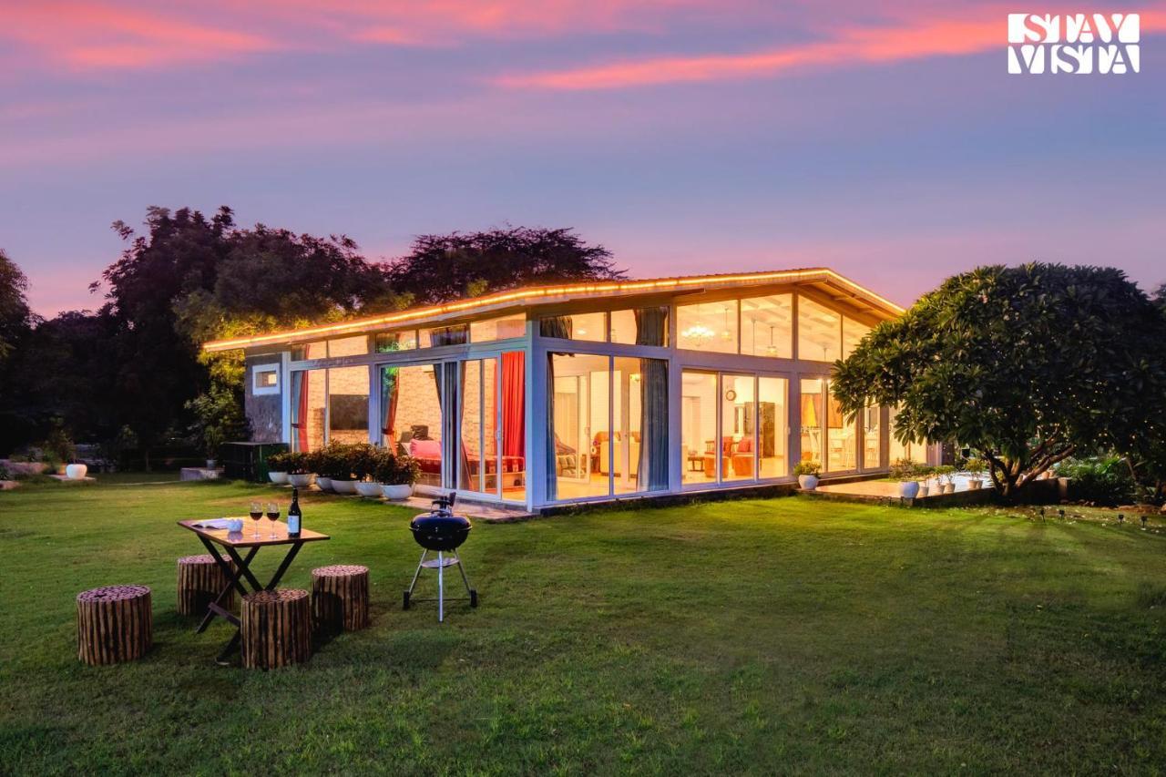 Stayvista At Idyllic Farmhouse - A Glasshouse With Outdoor Pool Γκουργκάον Εξωτερικό φωτογραφία