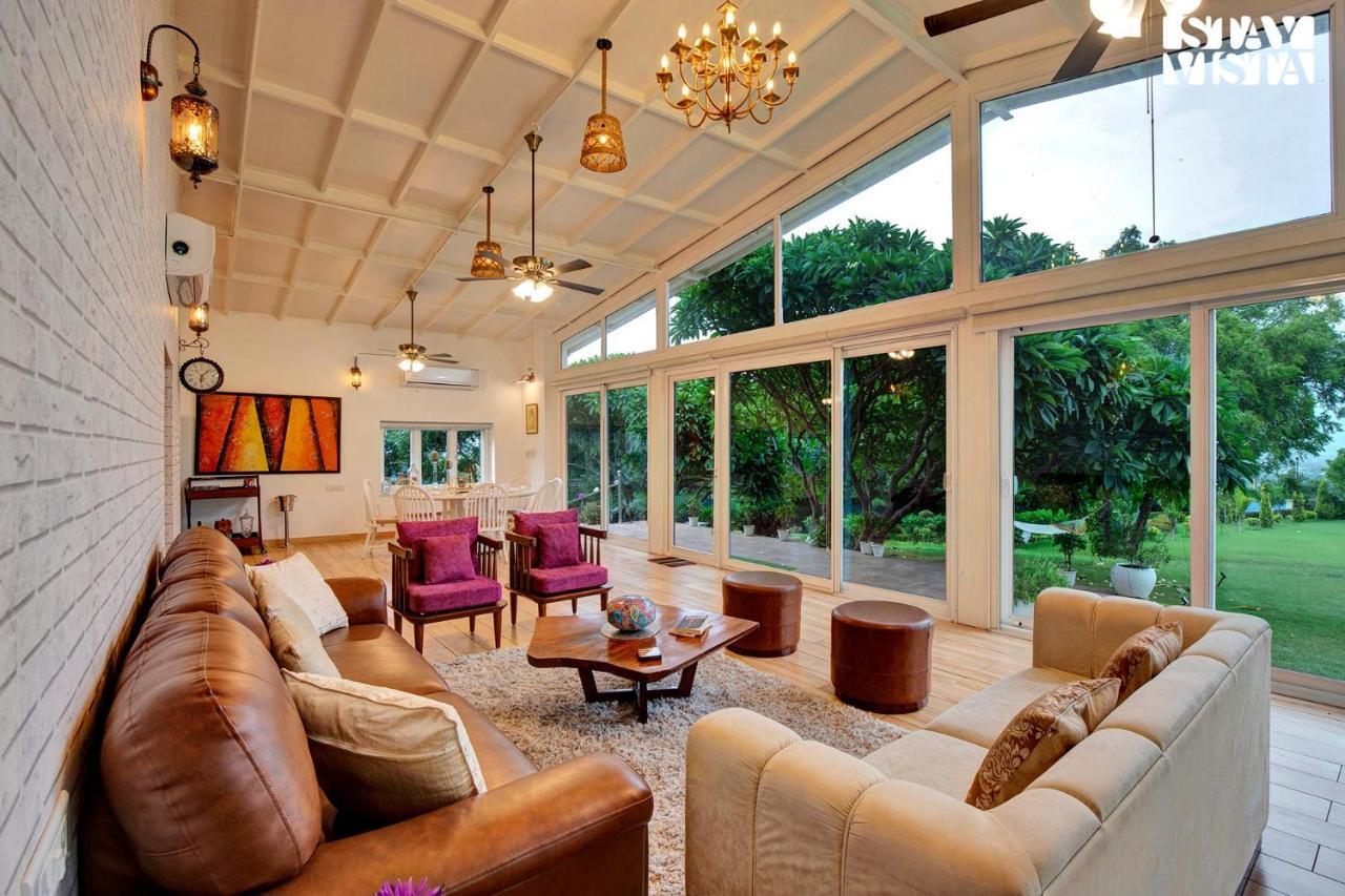 Stayvista At Idyllic Farmhouse - A Glasshouse With Outdoor Pool Γκουργκάον Εξωτερικό φωτογραφία
