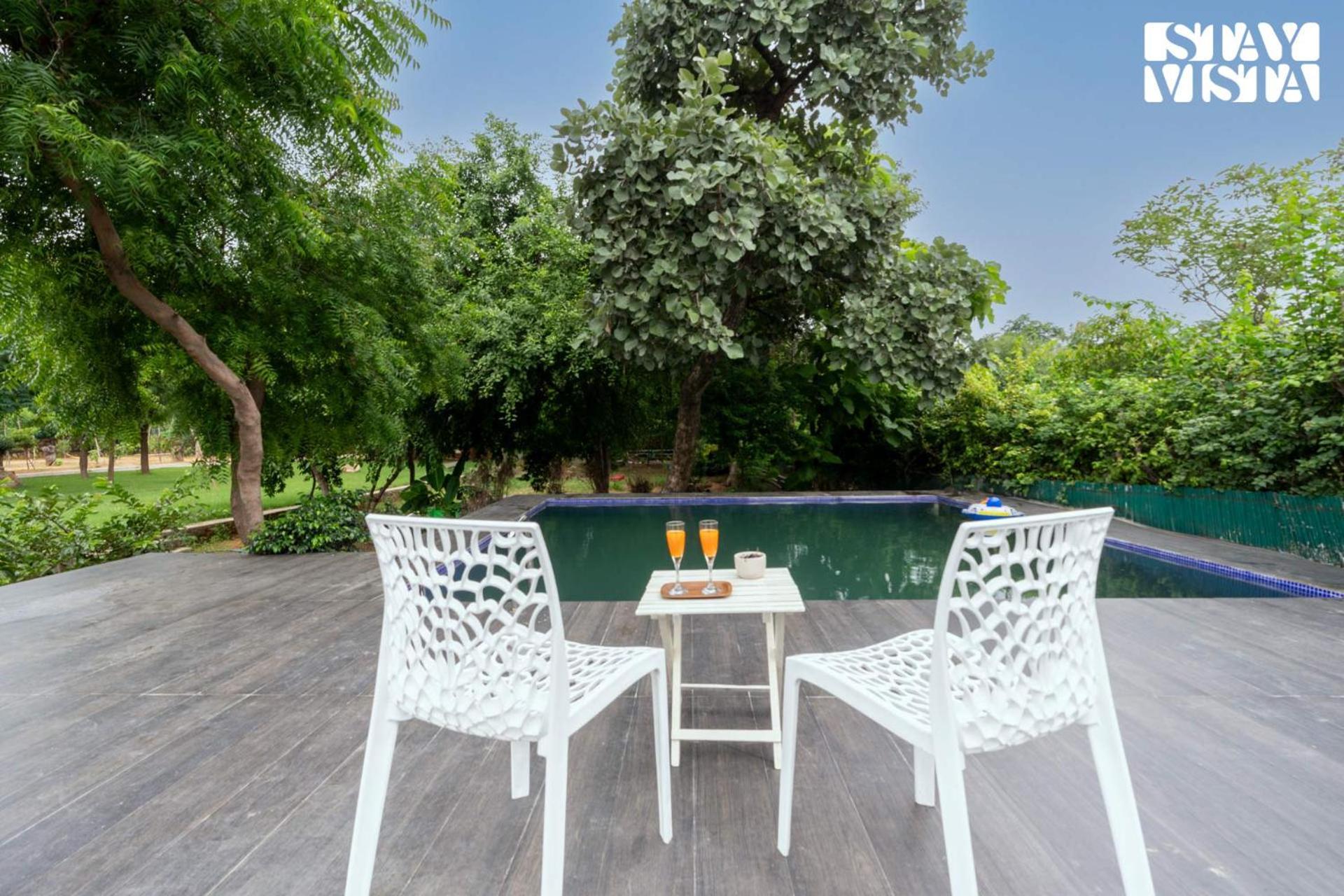 Stayvista At Idyllic Farmhouse - A Glasshouse With Outdoor Pool Γκουργκάον Εξωτερικό φωτογραφία
